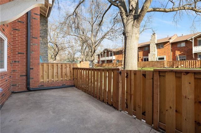 9551 Outlook Drive, Overland Park, KS 66207