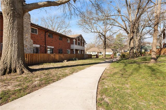 9551 Outlook Drive, Overland Park, KS 66207