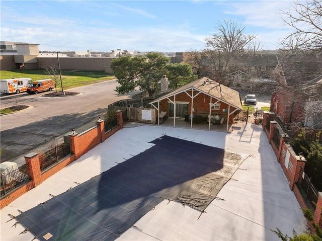 9551 Outlook Drive, Overland Park, KS 66207