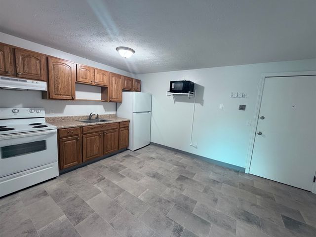 45 Log St Apt 2F, Manchester, NH 03102