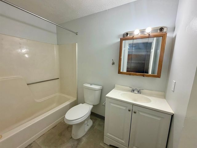 45 Log St Apt 2F, Manchester, NH 03102