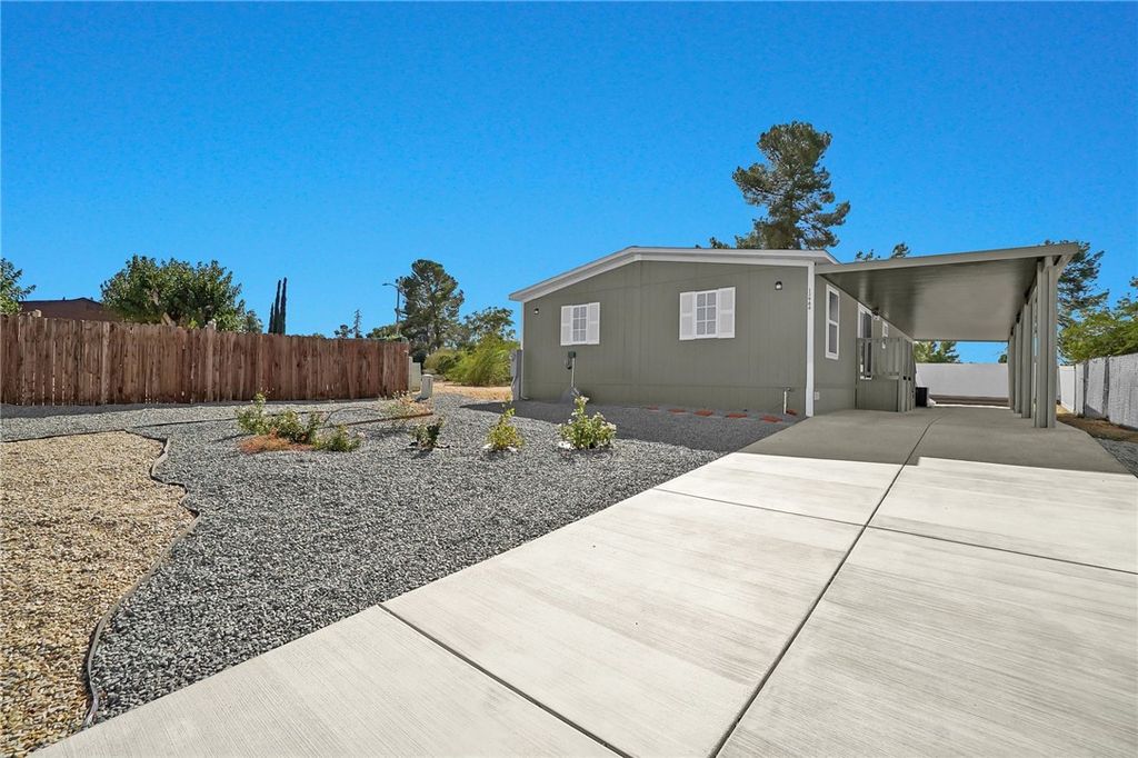 Image 4 of property listing at 13984 Victoria Dr, Victorville, CA 92395