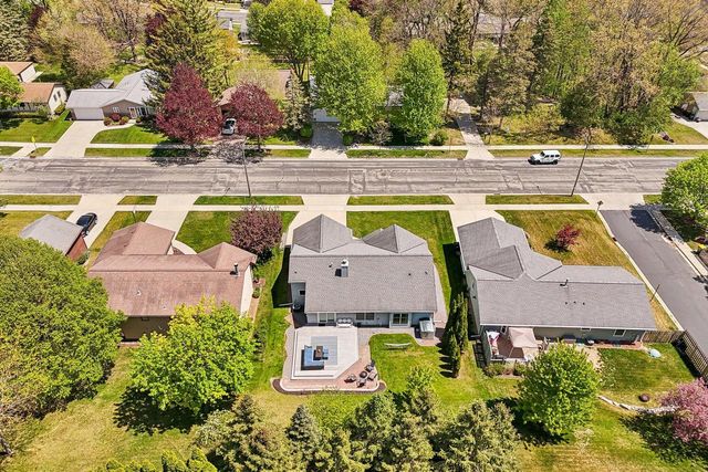 1202 Green Tree ROAD, West Bend, WI 53090