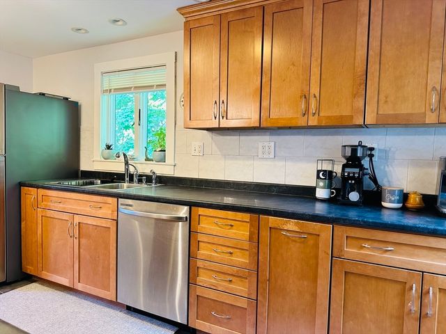 20 Rockview Rd 4, Quincy, MA 02169