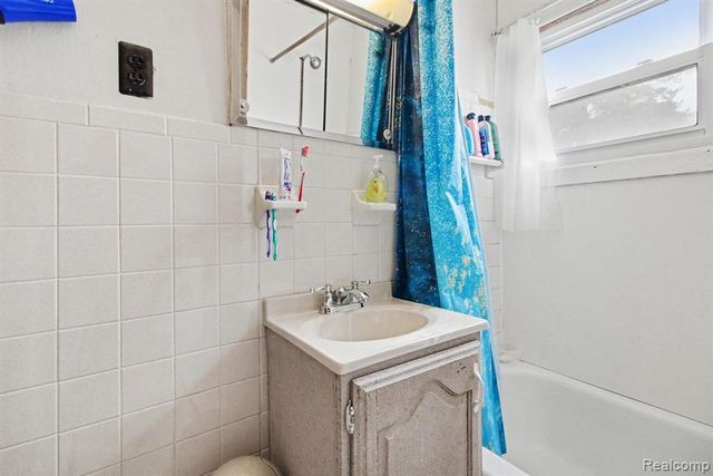 660 W Walton Boulevard, Pontiac, MI 48340