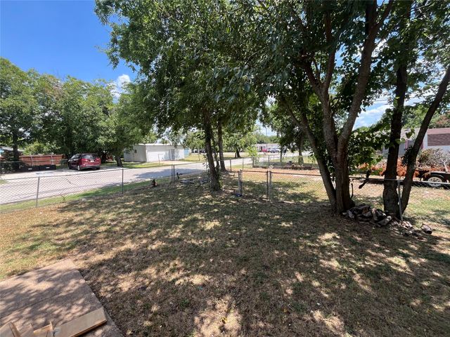 202 W Wheatland Road W, Duncanville, TX 75116