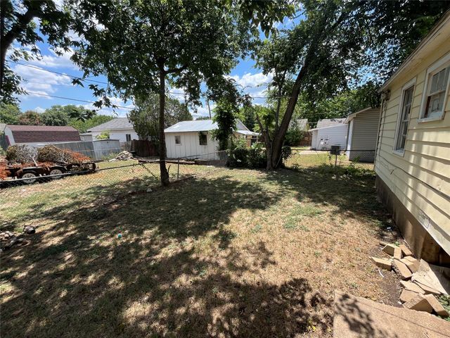 202 W Wheatland Road W, Duncanville, TX 75116