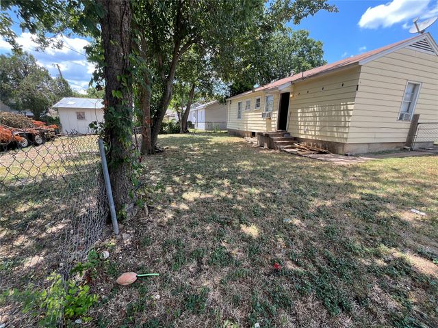 202 W Wheatland Road W, Duncanville, TX 75116