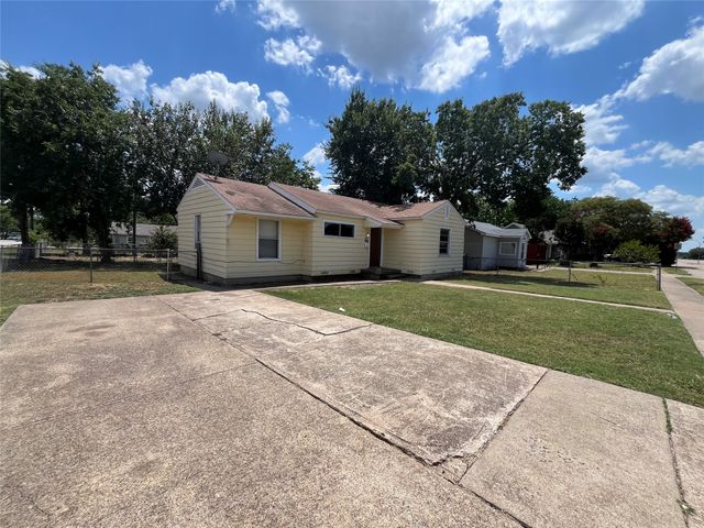 202 W Wheatland Road W, Duncanville, TX 75116