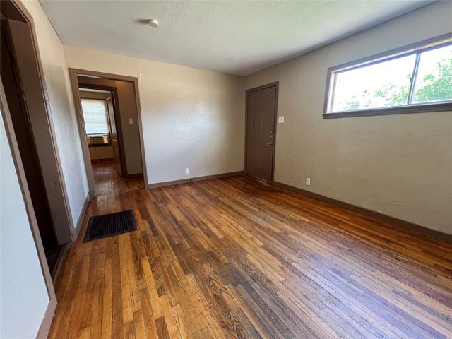 202 W Wheatland Road W, Duncanville, TX 75116