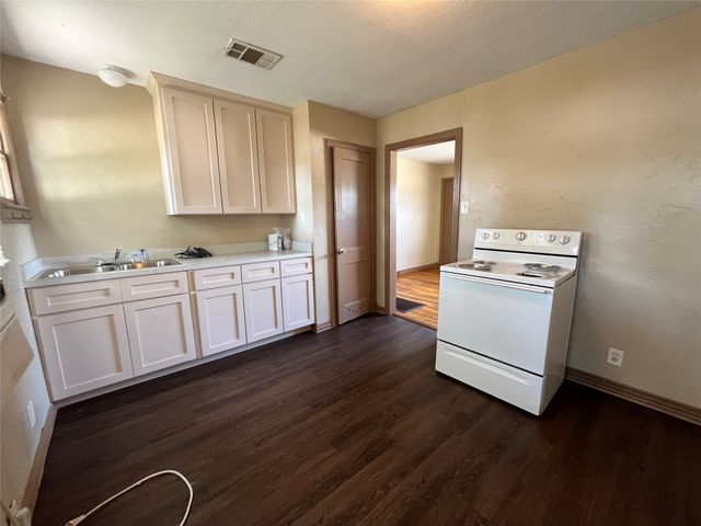 202 W Wheatland Road W, Duncanville, TX 75116