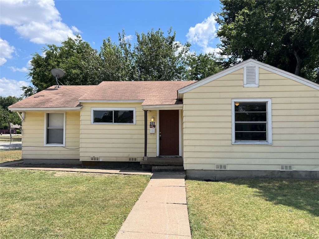202 W Wheatland Road W, Duncanville, TX 75116