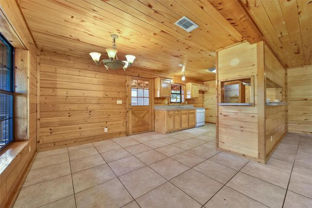 76 Hunters Creek Drive, Huntsville, TX 77340