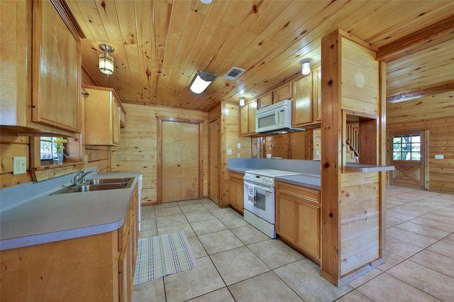 76 Hunters Creek Drive, Huntsville, TX 77340