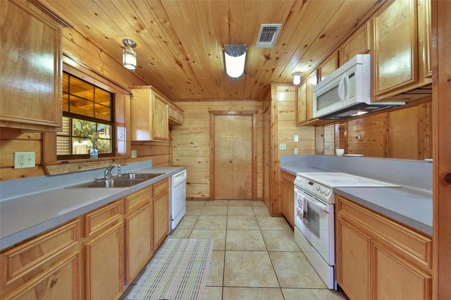76 Hunters Creek Drive, Huntsville, TX 77340