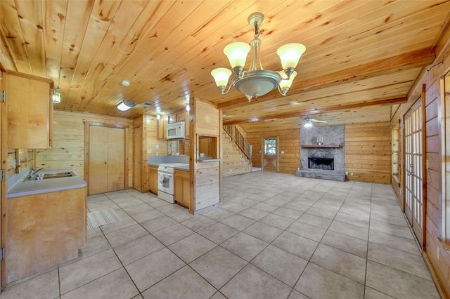 76 Hunters Creek Drive, Huntsville, TX 77340