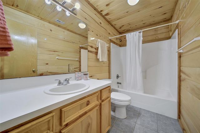 76 Hunters Creek Drive, Huntsville, TX 77340