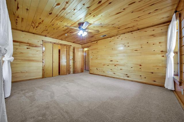 76 Hunters Creek Drive, Huntsville, TX 77340