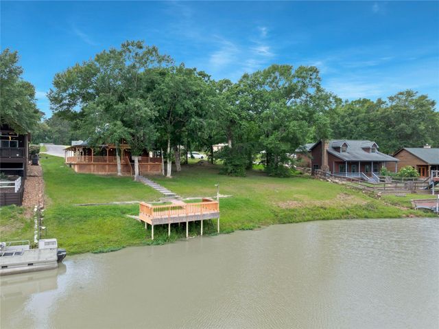 76 Hunters Creek Drive, Huntsville, TX 77340