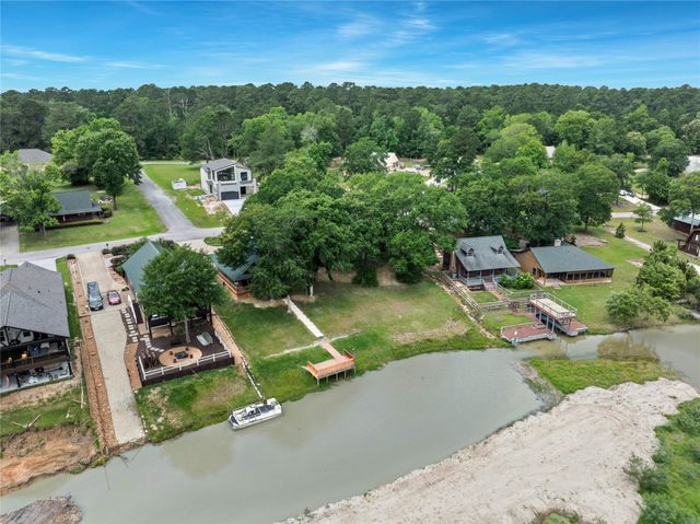 76 Hunters Creek Drive, Huntsville, TX 77340