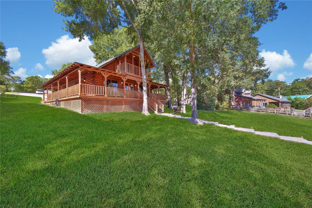76 Hunters Creek Drive, Huntsville, TX 77340