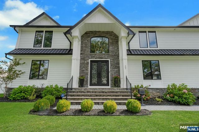 207 Wilsey Court, Paramus, NJ 07652