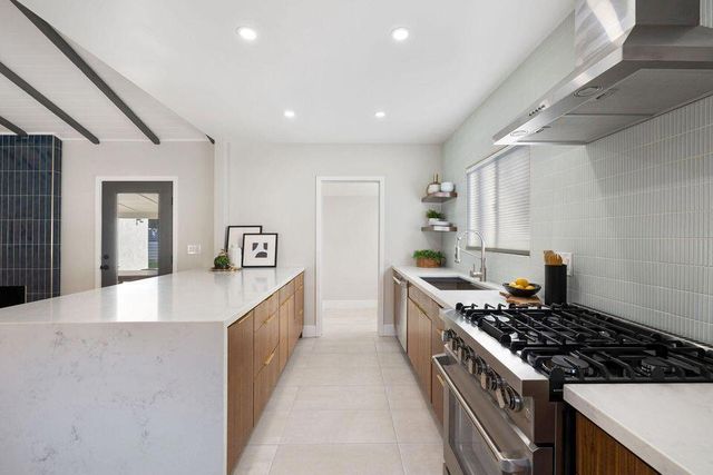 686 S Camino Real, Palm Springs, CA 92264