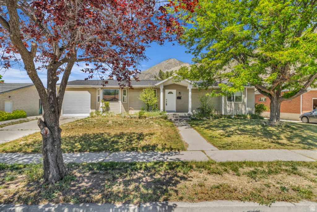 Image 2 of property listing at 1035 E HILLCREST DR, Springville, UT 84663