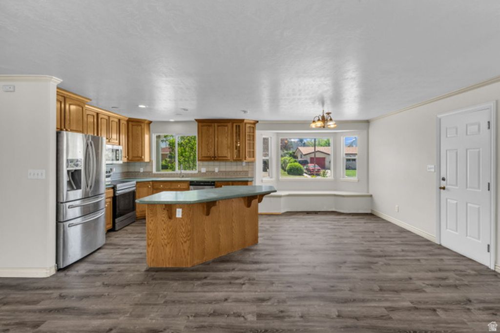 Image 7 of property listing at 1035 E HILLCREST DR, Springville, UT 84663