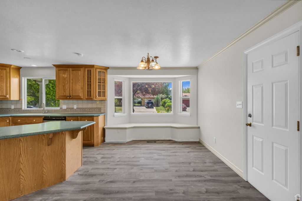 Image 8 of property listing at 1035 E HILLCREST DR, Springville, UT 84663
