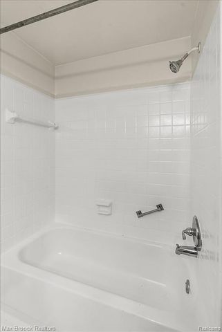 23656 Lahser Road, Southfield, MI 48033