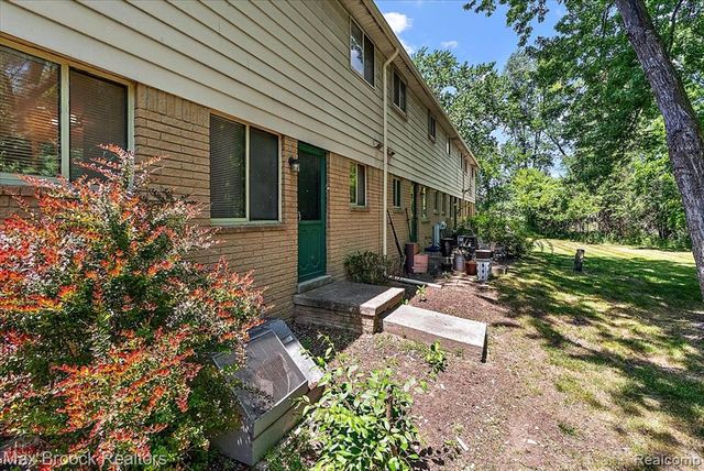 23656 Lahser Road, Southfield, MI 48033