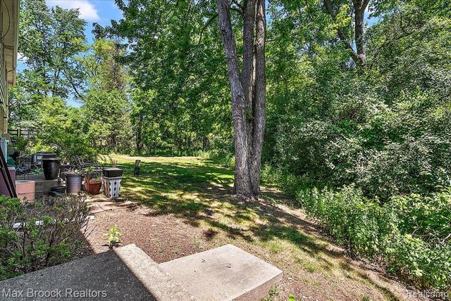 23656 Lahser Road, Southfield, MI 48033