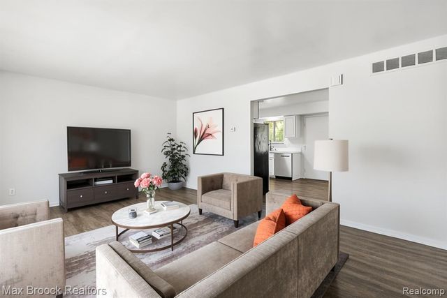 23656 Lahser Road, Southfield, MI 48033