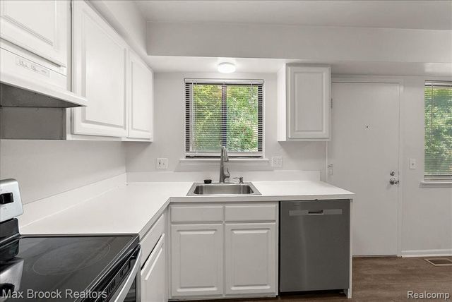 23656 Lahser Road, Southfield, MI 48033