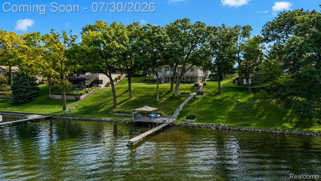 1879 Long Pointe Drive, Bloomfield Hills, MI 48302