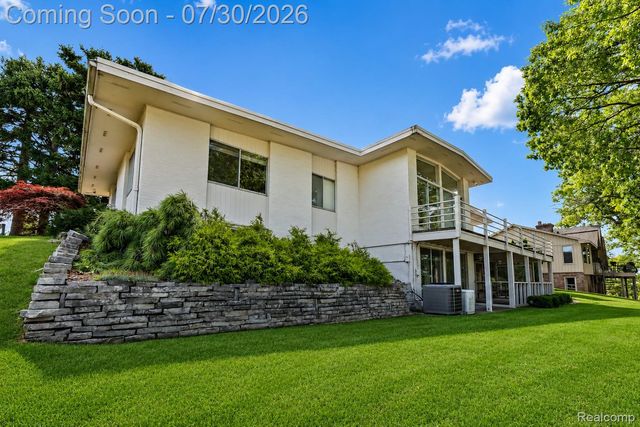 1879 Long Pointe Drive, Bloomfield Hills, MI 48302
