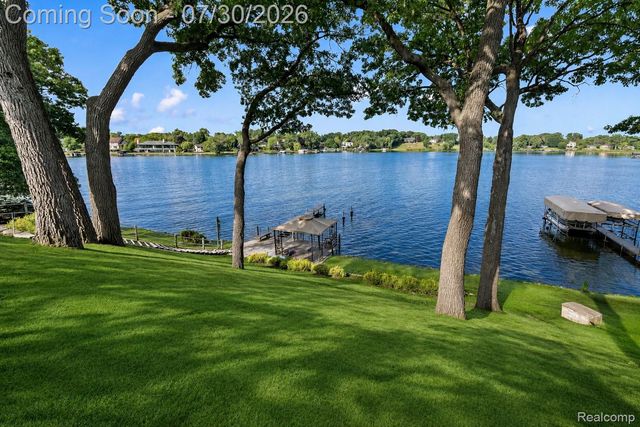 1879 Long Pointe Drive, Bloomfield Hills, MI 48302