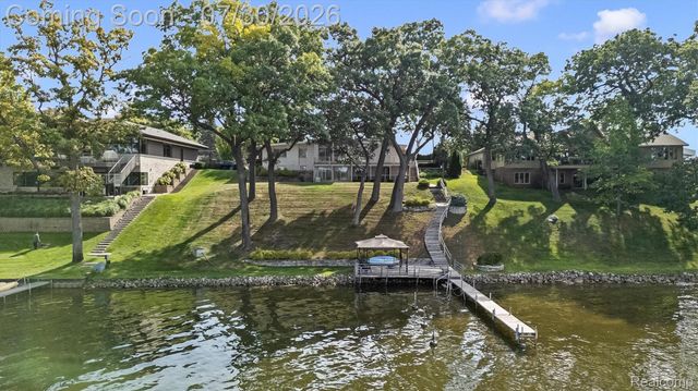 1879 Long Pointe Drive, Bloomfield Hills, MI 48302