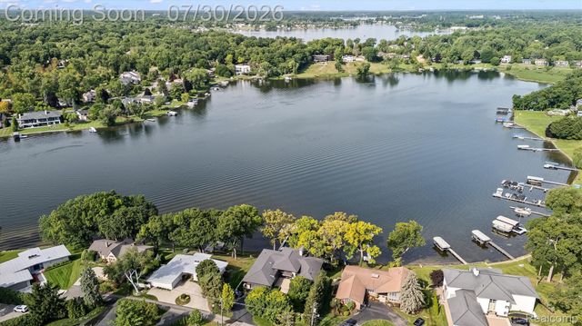 1879 Long Pointe Drive, Bloomfield Hills, MI 48302