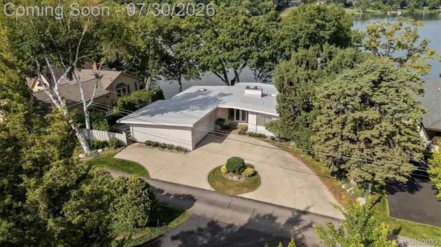 1879 Long Pointe Drive, Bloomfield Hills, MI 48302