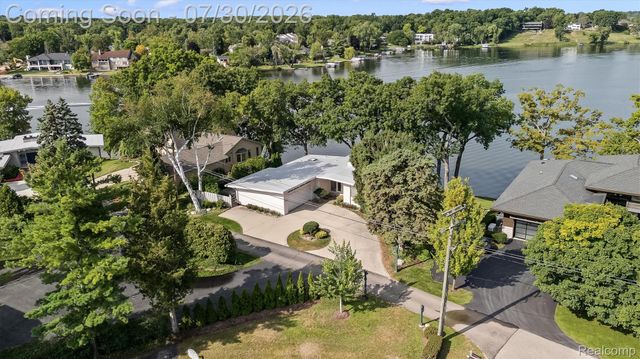 1879 Long Pointe Drive, Bloomfield Hills, MI 48302
