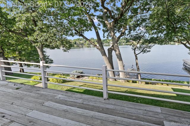 1879 Long Pointe Drive, Bloomfield Hills, MI 48302