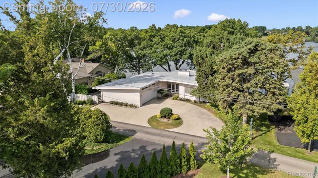 1879 Long Pointe Drive, Bloomfield Hills, MI 48302