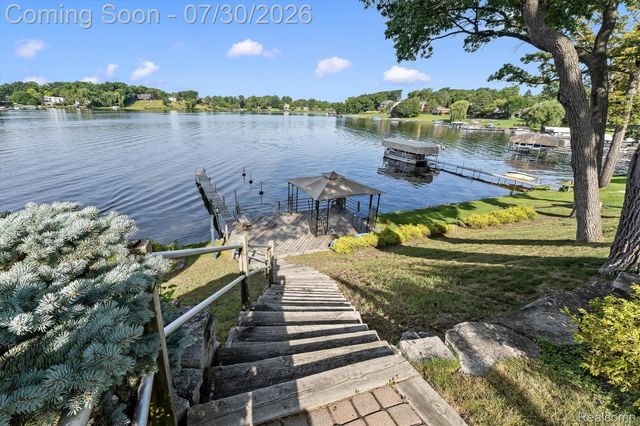 1879 Long Pointe Drive, Bloomfield Hills, MI 48302