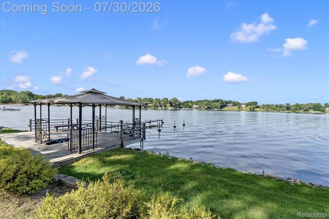 1879 Long Pointe Drive, Bloomfield Hills, MI 48302