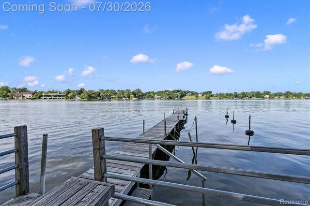 1879 Long Pointe Drive, Bloomfield Hills, MI 48302