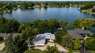 1879 Long Pointe Drive, Bloomfield Hills, MI 48302