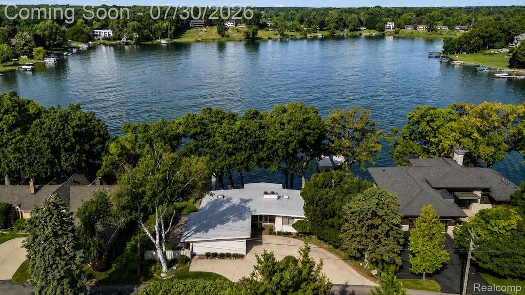 1879 Long Pointe Drive, Bloomfield Hills, MI 48302