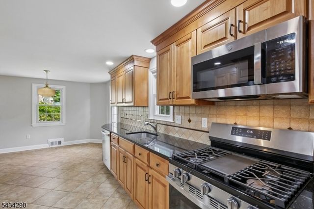 39 Shadylawn Dr, Madison Boro, NJ 07940
